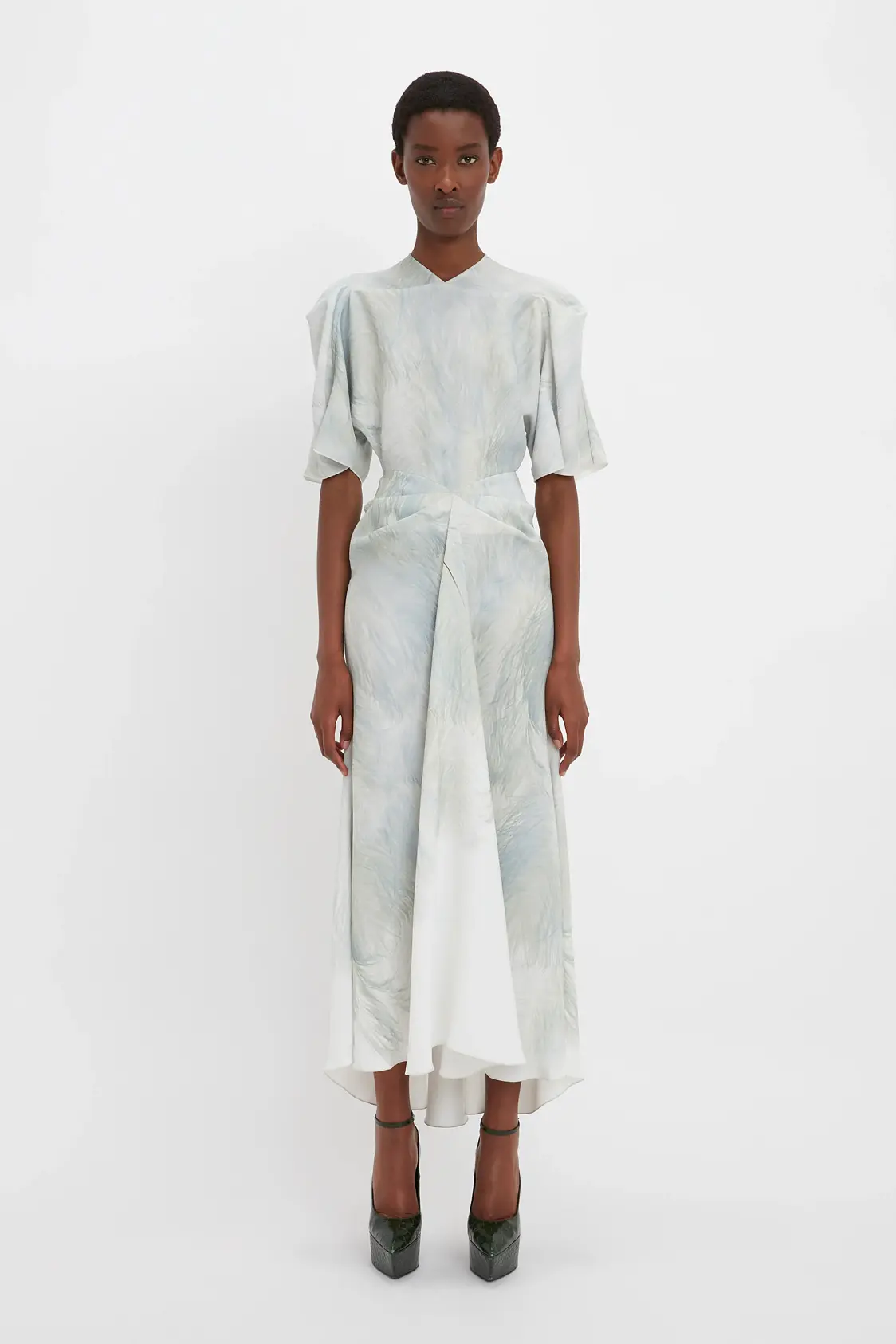 Vestido Midi com Manga Drapeada em Estampa Digital de Pena Branca