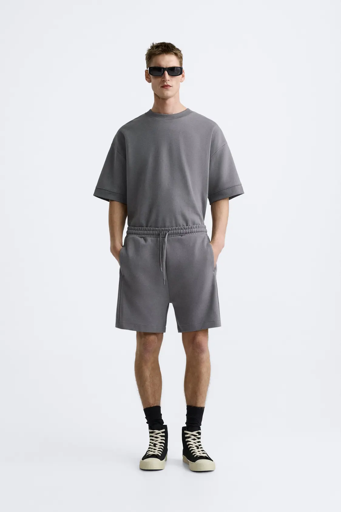 Calça e Camiseta Cinza em Cinza Claro