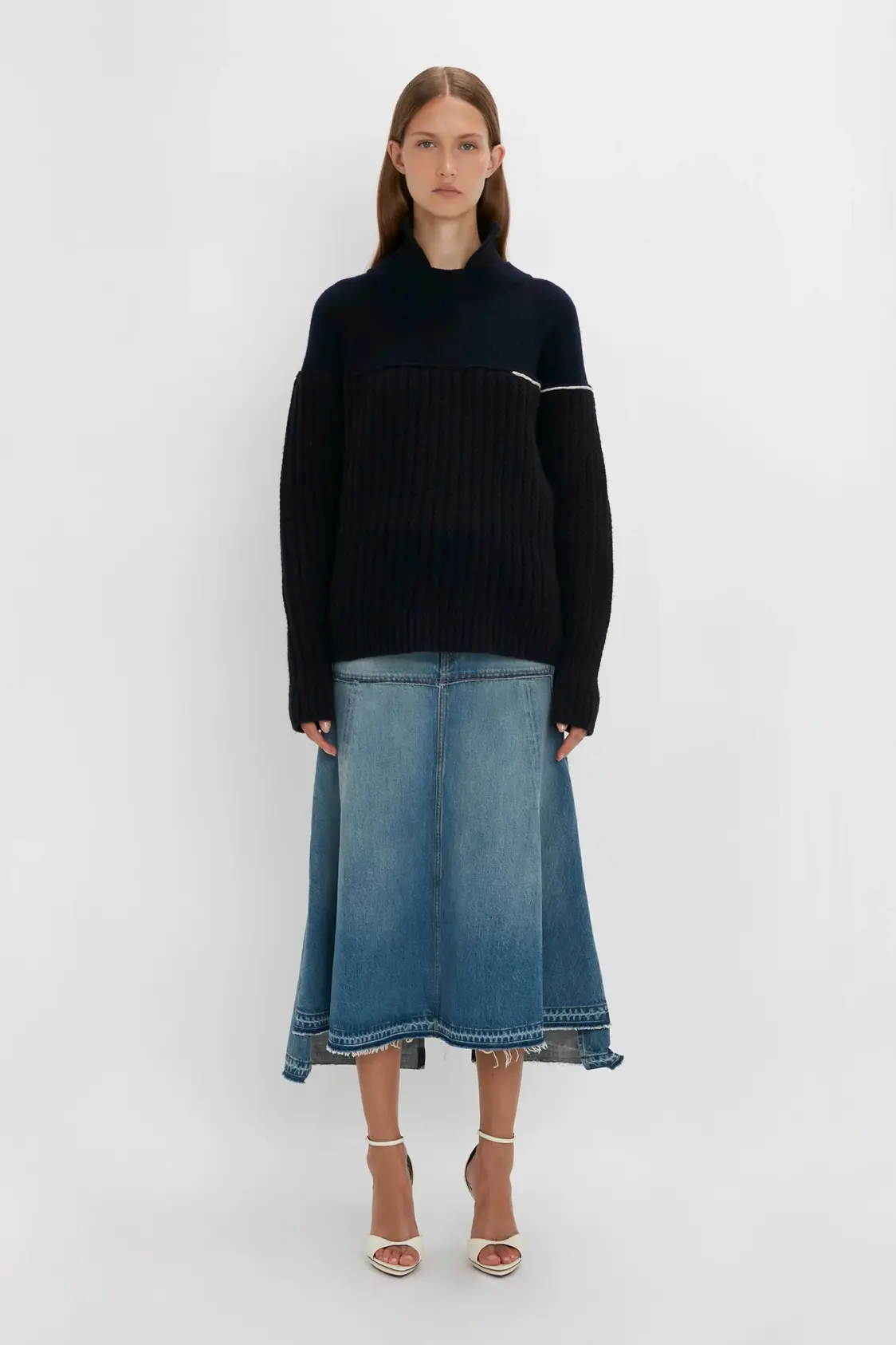 Vestido Longo Tricô com Detalhe de Alça em Preto