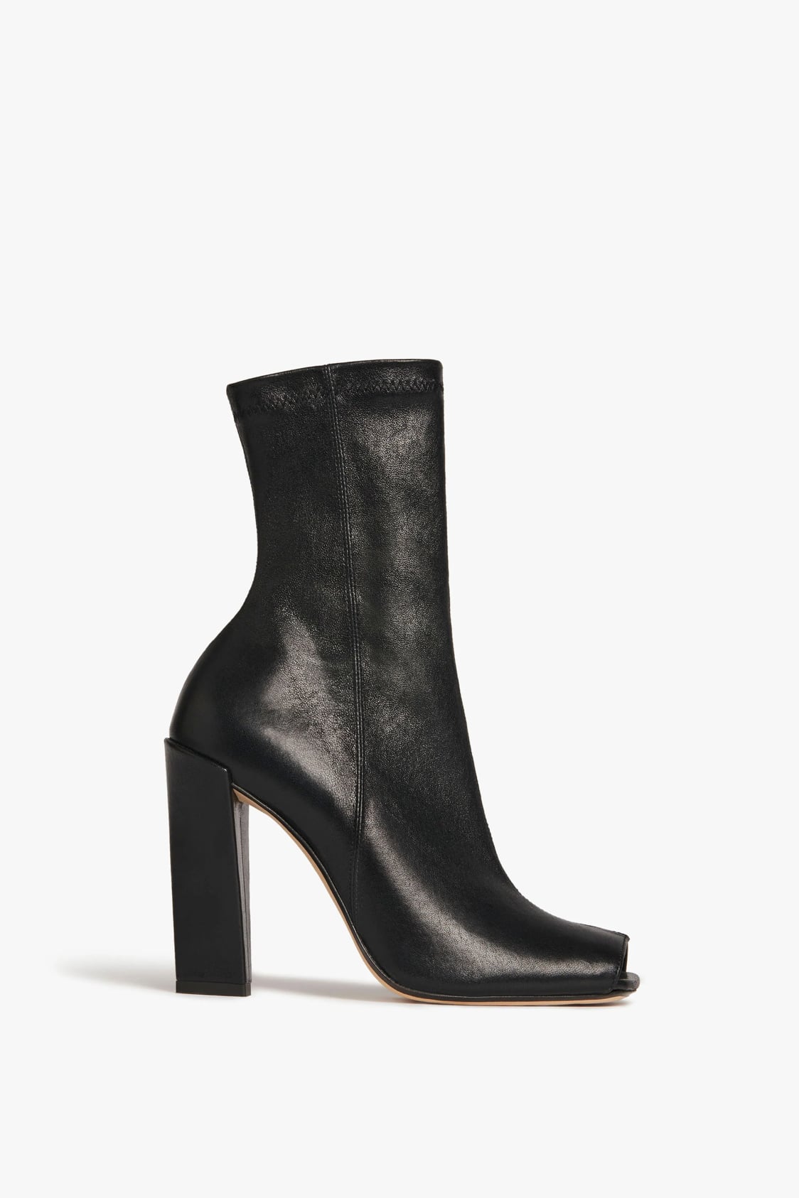 Sling Back Decote em V em Couro Efeito Croco Preto